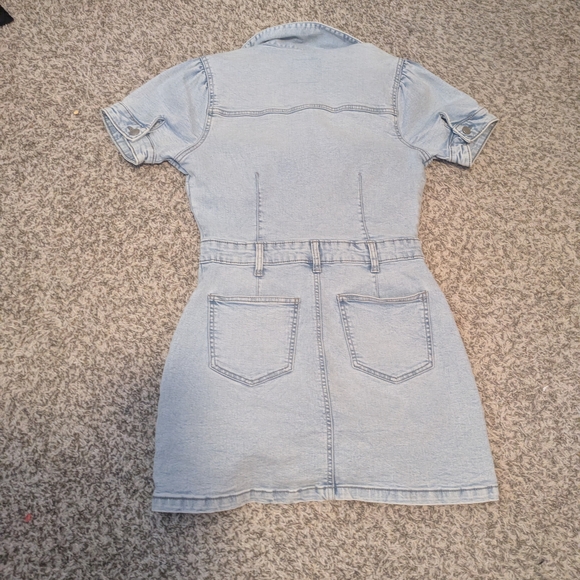 Denim Short Sleeve Dress With Front And Back Pockets - Picture 6 of 7